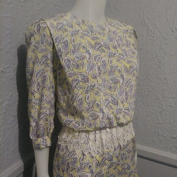 Vintage Dress with Lace around the waist- yellow with abstract leaf patttern - Picture 7 of 9